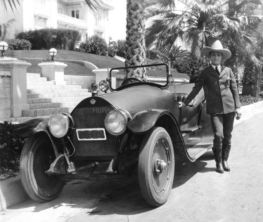 Tom Mix 1921 With Stutz wm.jpg